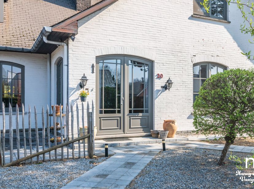 In de Laambroekstraat in Heusden-Zolder ontvouwt zich een woning die je stap voor stap weet te verrassen. Achter de gevel schuilt een solide thuis uit