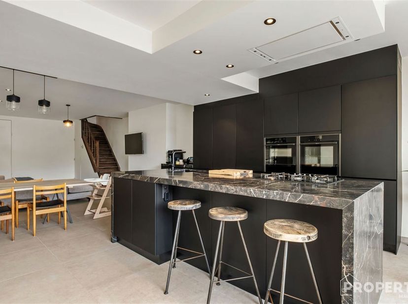 Maison mitoyenne semi-ouverte, prête à emménager, située dans un quartier calme, à vendre ! <br />
<br />
Agencement