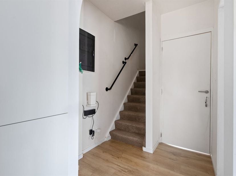 Gezellige, volledig gerenoveerde ( 2022-2024) woning met twee instapklare appartementen in het centrum van Beverlo.<br />
Op het gelijkvloers bevindt