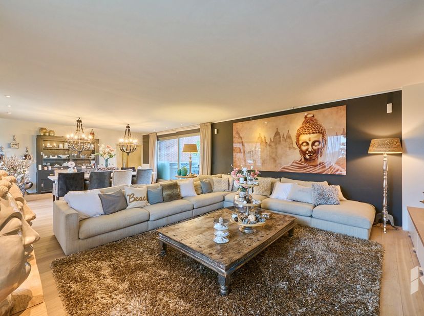 Exclusief penthouse ( 205 m² ) afgewerkt met hoogwaardige materialen gelegen op een unieke locatie in het hart van Lommel.<br />
Via de inkomhal, uitg