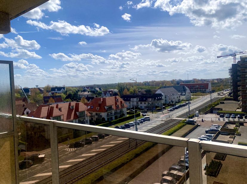 Appartement met zuidgericht terras<br />
<br />
Gelegen op een toplocatie in Nieuwpoort-bad, op 50m van de winkelstraat en op 100m van het strand, vin