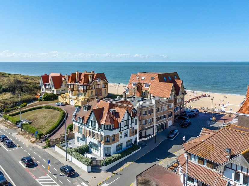 Dit appartement is gelegen op de eerste verdieping van een kleinschalige residentie met drie appartementen in de Dürerhelling, vlak om de hoek van de