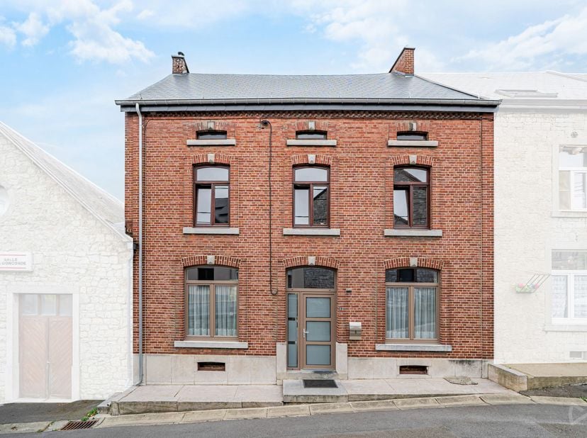 Contact : Maxime Van den Abbeele - 0494/05.23.55 - maxime.v@weinvest.be<br />
We Invest Charleroi &amp;amp; En Fagne vous propose cette maison d'environ 1