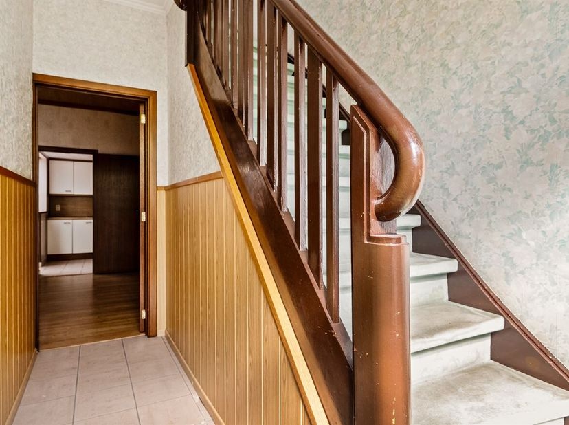 Charmante maison à rénover avec jardin à Kruibeke<br />
Situation : Située dans la tranquille Van Hovestraat, cette propriété se trouve dans un quarti
