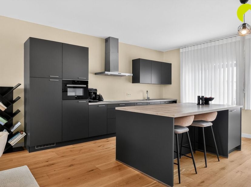 Dit volledig gerenoveerde duplex appartement van maar liefst 171 m² en met zonnig zuid-terras vinden we vlakbij het centrum van Wilrijk. Vanuit deze l