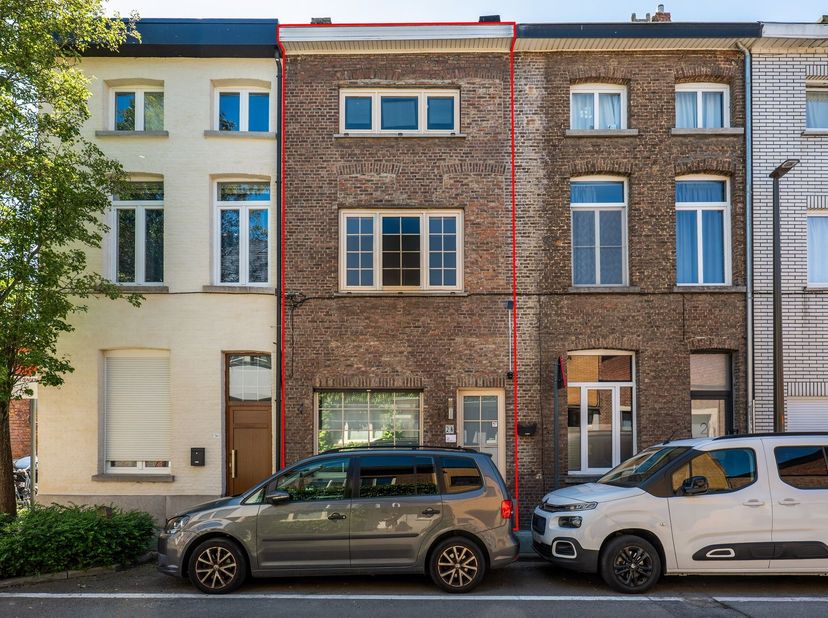 Instapklare woning met 4 slaapkamers op rustige en centrale ligging in Mechelen<br />
<br />
Deze ruime woning is gelegen in een rustige straat, vla