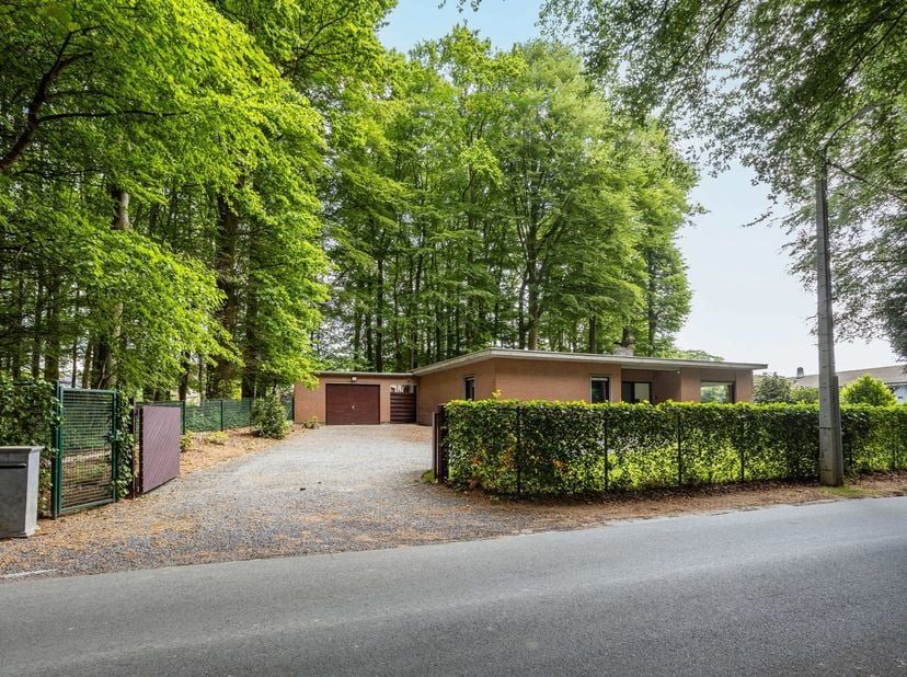 Dans le très recherché Louise-Marie, nichée au cœur de la verdure, se trouve cette charmante maison de plain-pied idéalement située au Rubberigtsbank