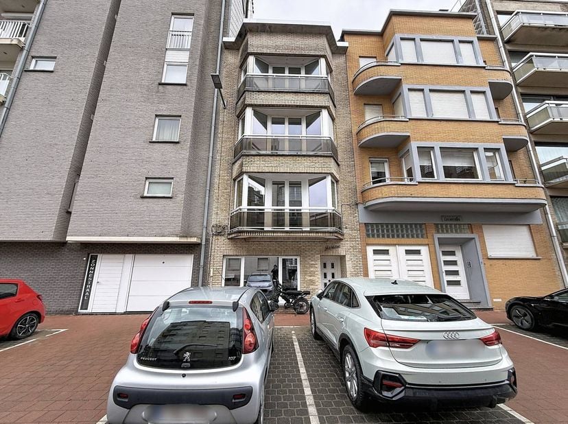 In de Sint Idesbaldusstraat te Koksijde vinden we dit recent gerenoveerd appartement met 2 ruime slaapkamers. Het appartement bevindt zich vlakbij zee