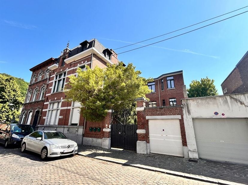 Situé dans une rue calme, à l'écart de la circulation, ce bel appartement se trouve au 2ème étage d'une magnifique maison de maître au charme indéniab