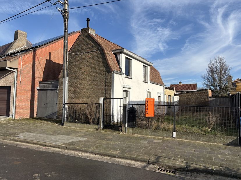 Renovatie of heropbouw van deze woning kan beiden aan 6% BTW!<br />
Indeling: inkom, leefruimte, keuken en berging, 2 slaapkamer.<br />
Buiten: zonger