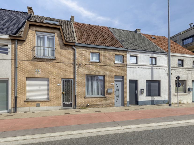 Eengezinswoning met mooie tuin te Wetteren<br />
Op zoek naar een instapklare eengezinswoning met een heerlijke tuin? Dan mag u dit pand zeker niet mi