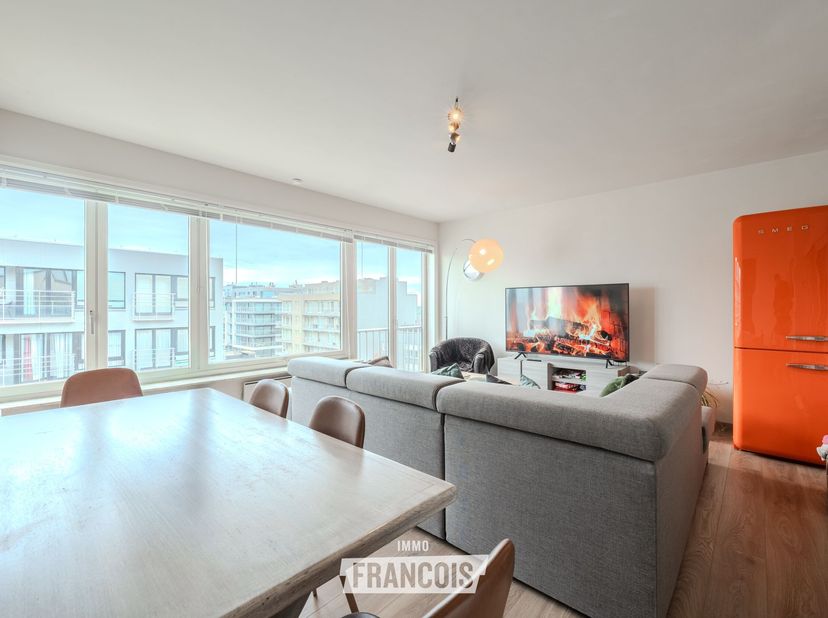 Op de zevende verdieping in de Alexandre Ponchonstraat 11 in Middelkerke, bevindt zich dit ruime appartement met zijdelings zeezicht. Dankzij de rusti