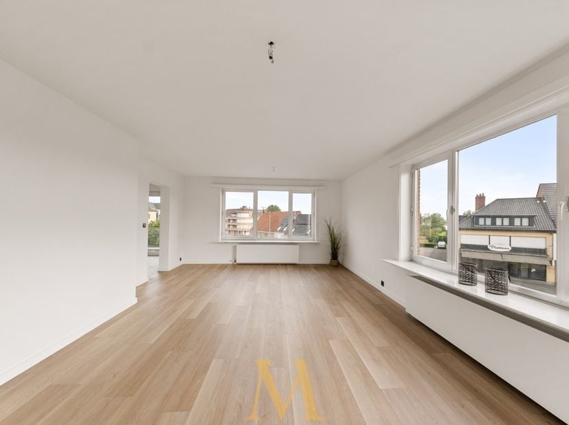 Dit recent volledig vernieuwde hoekappartement op de tweede verdieping combineert ruimte, licht en hedendaags wooncomfort met een centrale ligging in