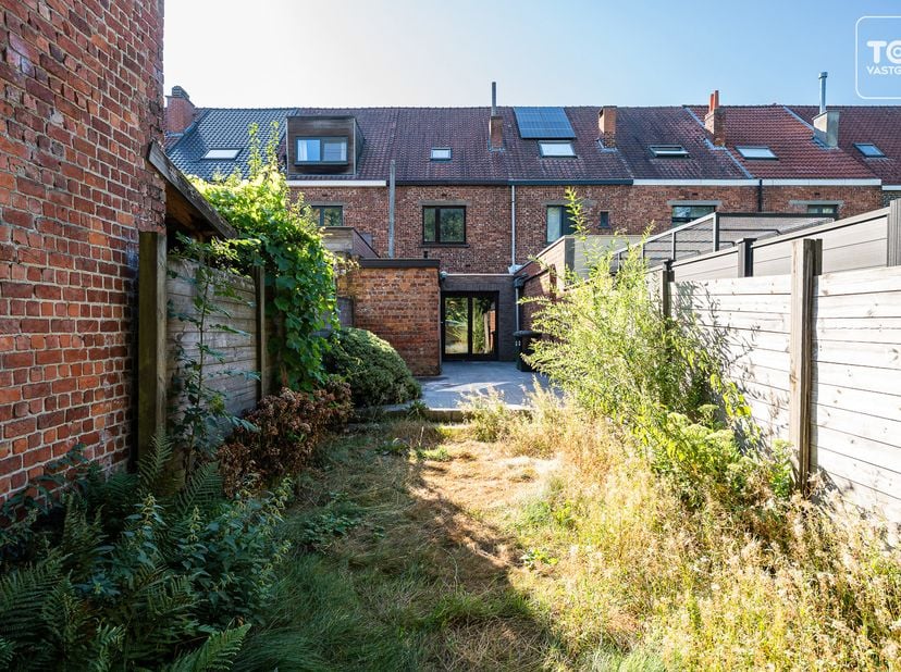 Deze woning in de Gestichtstraat is gelegen op een gunstige locatie nabij scholen, winkels, openbaar vervoer, het UZ Gent en de R4, met een vlotte ver