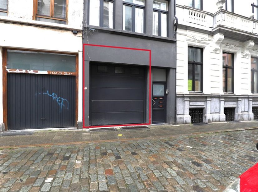 Oud stadsgedeelte (2000) - historische stadskern van Antwerpen.<br />
Recentelijk gerenoveerde garage met achterliggende polyvalente ruimte met koertj