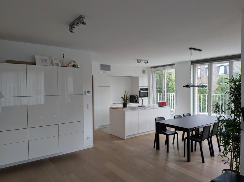 Hoekappartement met ruim zuid-oost terras in het Groen Kwartier<br />
<br />
€475.000 + €50.000 verplichte garagebox<br />
<br />
Aangenaam en bijzond