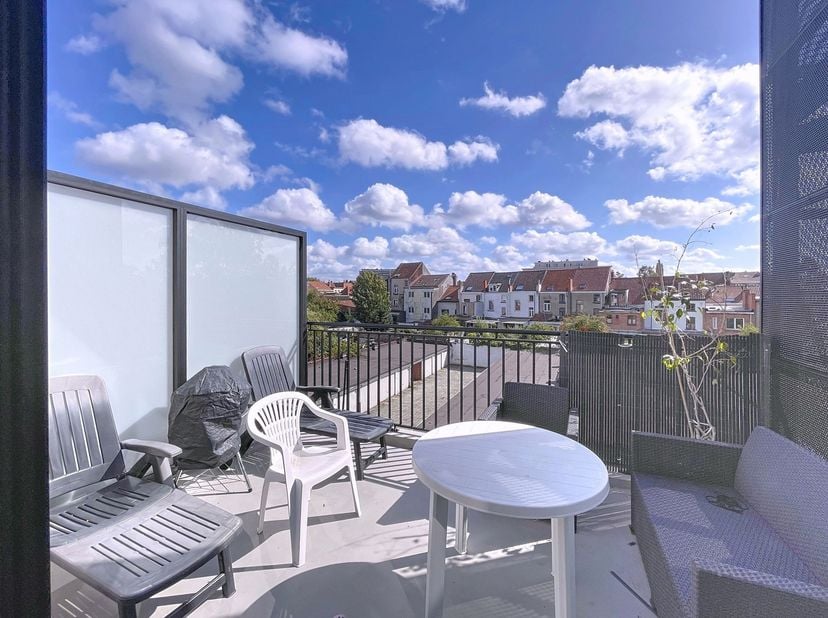 In een gebouw uit 2016 met 9 eenheden, zeer mooi appartement van 122 m2. Mooie en lichte ontvangst, super uitgeruste Amerikaanse keuken, alles met uit