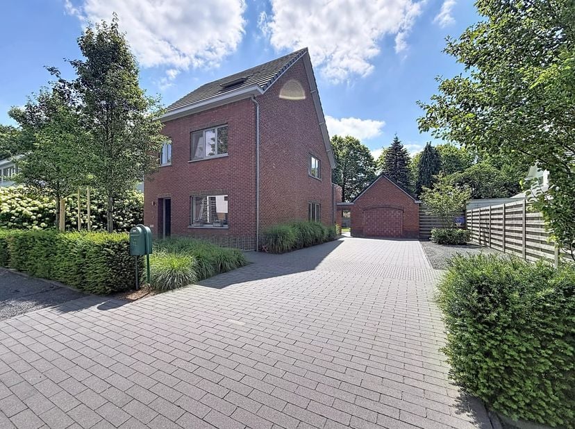 Deze woning is gelegen te Mol-Gompel. Een rustig gehucht in Mol dichtbij het centrum en op wandelafstand van natuurgebied Molderbroek.<br />
Pas bij b