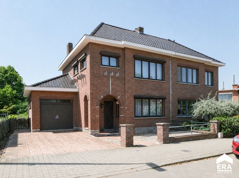 fopen bebouwing in het centrum Sint-Truiden met ruime tuin en garage. Voor meer info ga naar