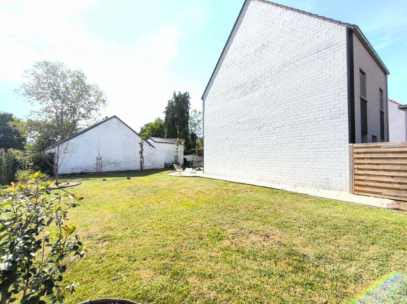 Terrain à vendre
                    à 2400 Mol