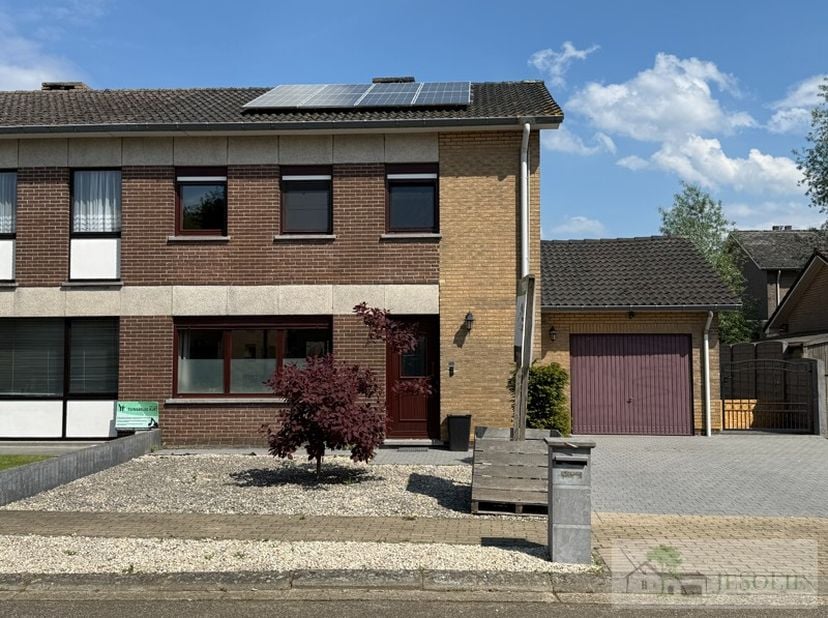 Woning met inpandige garage en tuin - EPC C - GEEN renovatieverplichting<br />
<br />
Deze woning met 3 slaapkamers en tuin is te vinden vlakbij het c