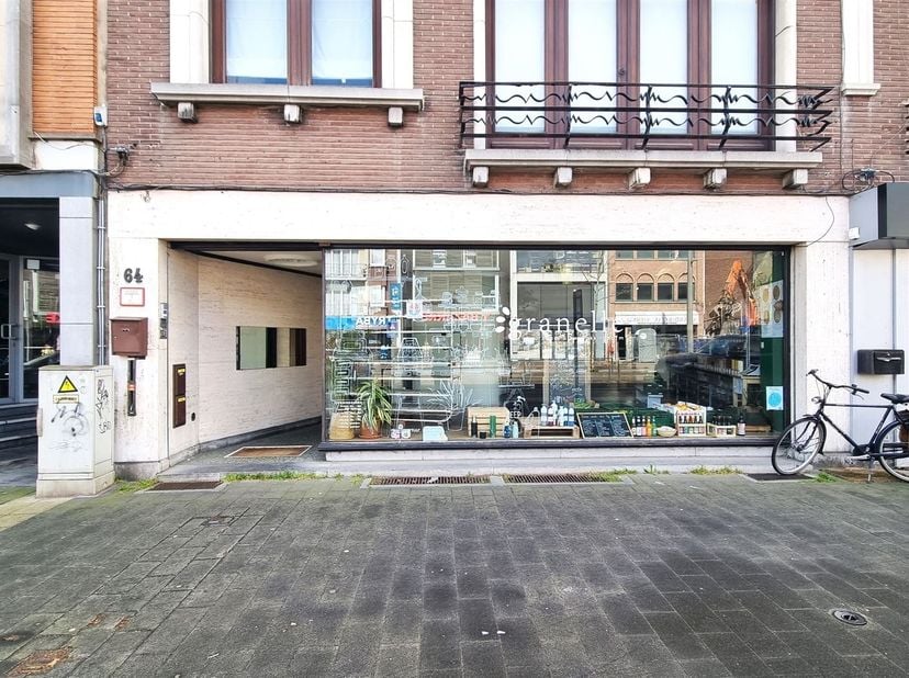Dans le cœur commercial de Mortsel se trouve cet immeuble commercial de 105m².<br />
<br />
L'immeuble commercial se compose d'un grand rez-de-chaus