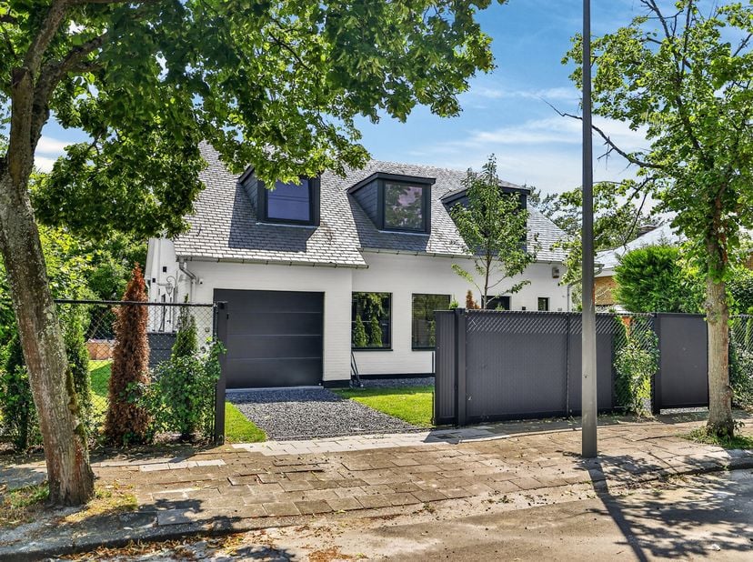 Welkom in deze charmante, recent gerenoveerde villa, verscholen in een rustige doodlopende straat van de geliefde Elsdonkwijk. Een plek waar kinderen