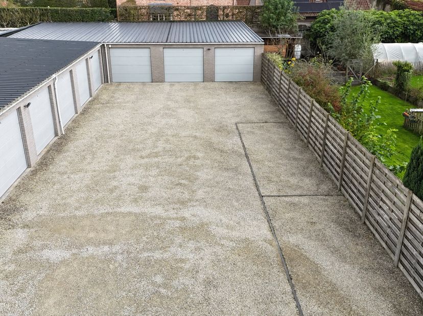 Deze autostandplaats is gelegen achter een kleine residentie, in het centrum van Staden.<br />
Er zijn 3 autostandplaatsen te koop.<br />
Prijs 7000 e