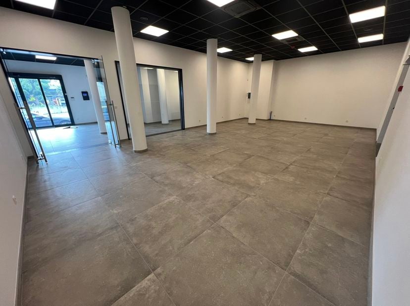 Surface commercial moderne en plein coeur d'un nouveau lôtissement en pleine expansion à Courcelles.<br />
Dans un immeuble neuf et de standing, nous