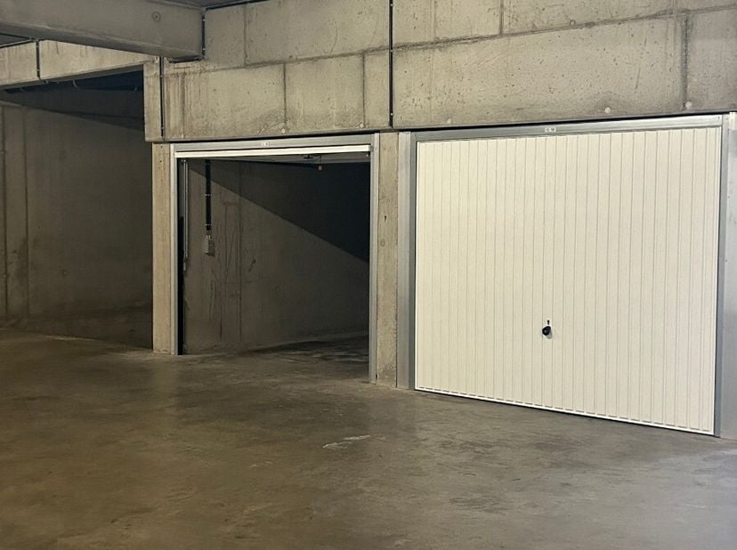 Grand garage dans le centre de La Panne Découvrez cette garage idéale, située dans un emplacement central et accessible. Parfaite pour ceux qui appréc