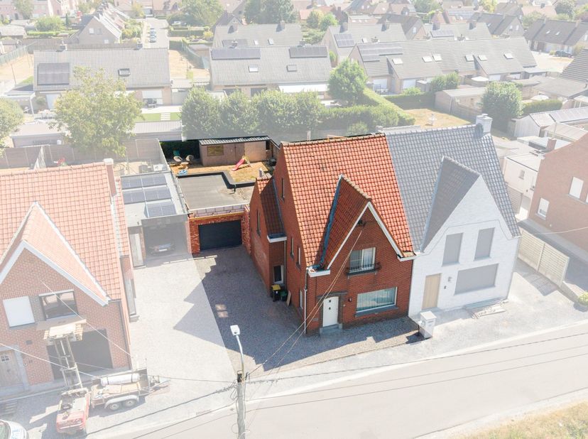 Deze gezinswoning werd in 2023 grondig gerenoveerd, waarbij o.a. een nieuwe aanbouw werd gerealiseerd. Met een bewoonbare oppervlakte van maar liefst