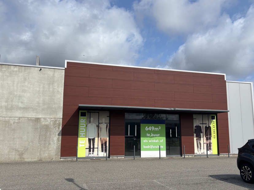 Ruim handelspand van 649 m² te huur op een drukbezochte retailsite in Lanaken. Deze commerciële ruimte geniet een toplocatie met sterke retailankers z