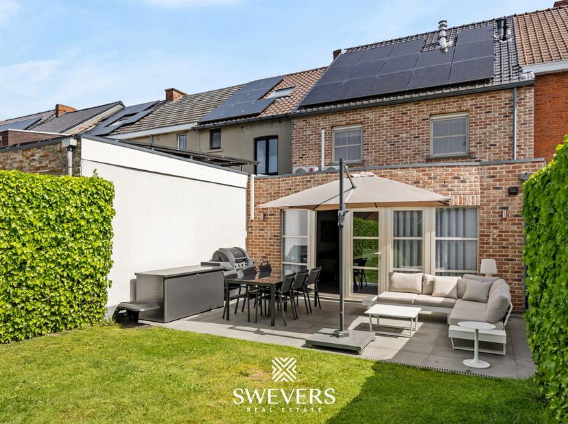 Interesse? Meer informatie op www.SWEVERS.be. - Deze instapklare gezinswoning in Hasselt biedt een praktische indeling en een uitstekende ligging op s