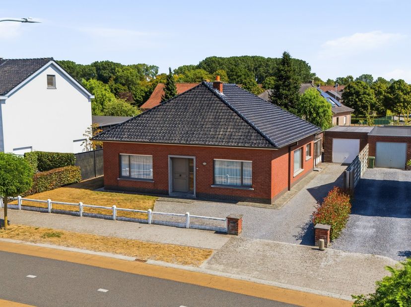ALTRO VASTGOED VERKOOPT: Bezoek op afspraak.<br />
<br />
Deze alleenstaande bungalow is rustig gelegen in een aangename buurt in Deinze. Op een mooi