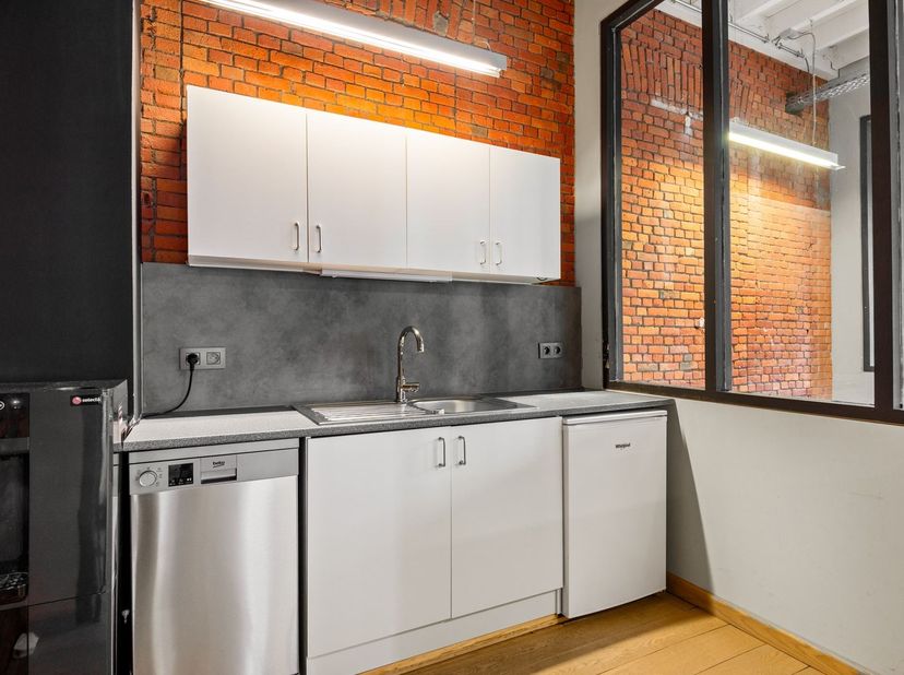 Kantoorruimte (ca. 168 m²) met parking te huur op toplocatie!<br />
<br />
Ligging: Ideaal gelegen kantoorruimtes op een centrale locatie in Antwerp