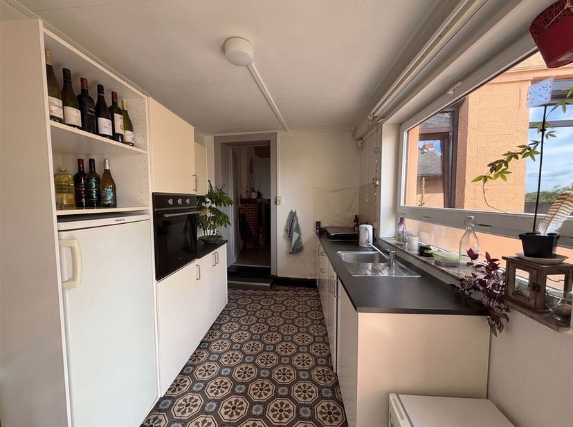 Gerenoveerd gelijkvloers appartement van 75 m² met terras, garage en (gemeenschappelijke) tuin, gelegen in het hart van het dorp Roucourt. <br />
De w