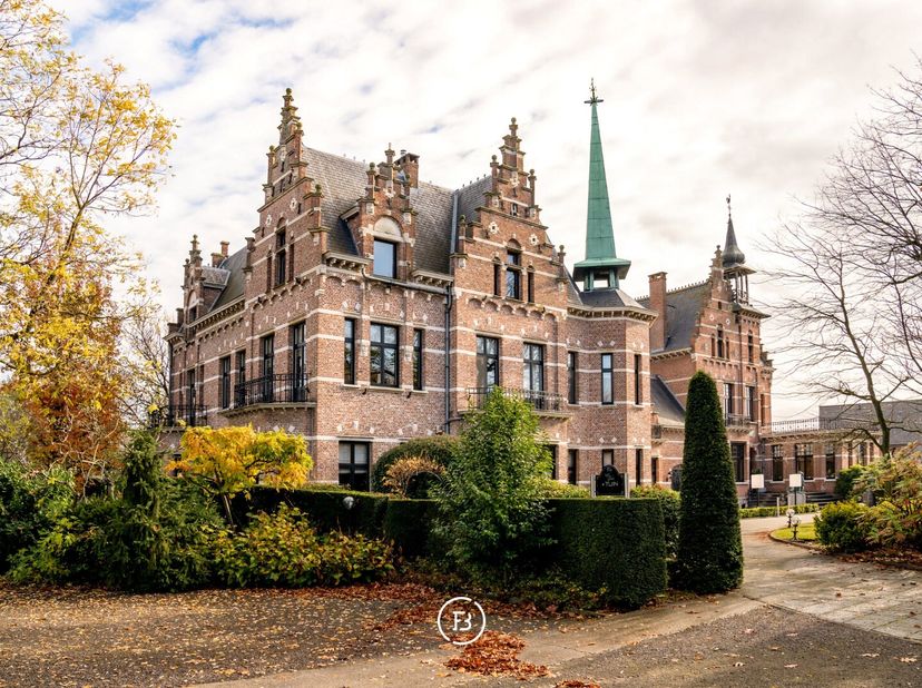 À seulement quelques minutes de Gand se situe le Château de Saffelaere, une propriété de caractère, à la fois imposante et rare, où se rencontrent esp