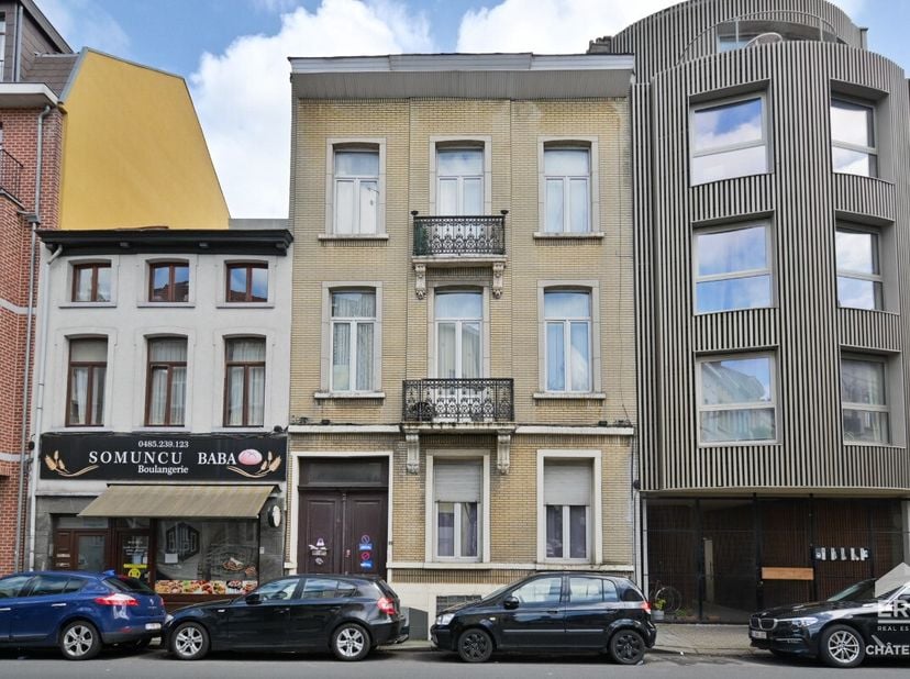 Schaarbeek: opbrengsteigendom te koop Deze opbrengsteigendom met een oppervlakte van 472 m² (bruto PEB-oppervlakte) omvat 4 eenheden.Ideaal als invest