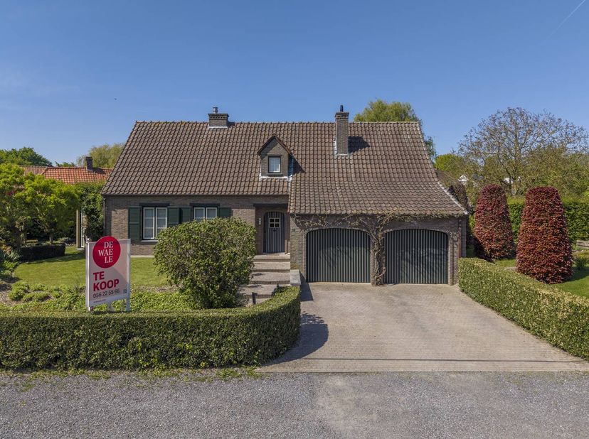 Cette belle villa située dans la Leuzestraat 32 à Bellegem est exceptionnellement calme, près de Bellegembos. La rue a un caractère ouvert et spacieux