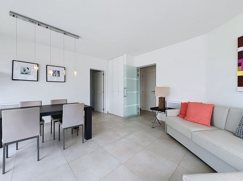 Instapklaar appartement met zijdelings zeezicht gelegen in het centrum van Sint-Idesbald en op enkele minuten van de KYC.&amp;nbsp; Indeling: inkomhal, to