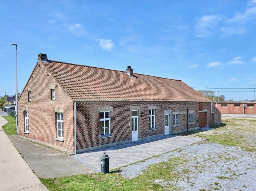 Deze historische hoeve ligt tussen de recreatieve sites van voetbalclub Maasland en manege Gersalhoeve. Een perfecte zichtlocatie langs de Breeërsteen