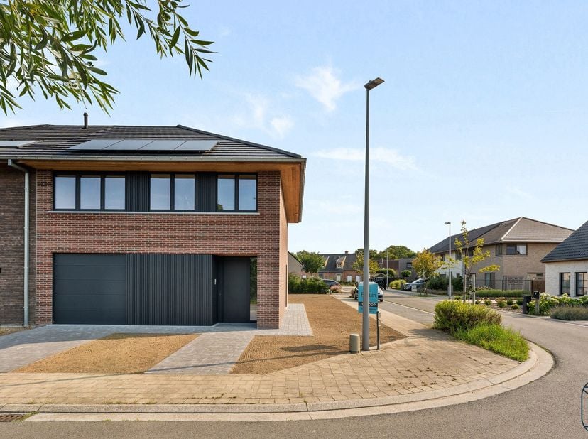 Maison neuve spacieuse, moderne et de qualité avec 3 chambres ! Situation idéale : dans une rue calme en impasse, tout en étant proche des commerces,