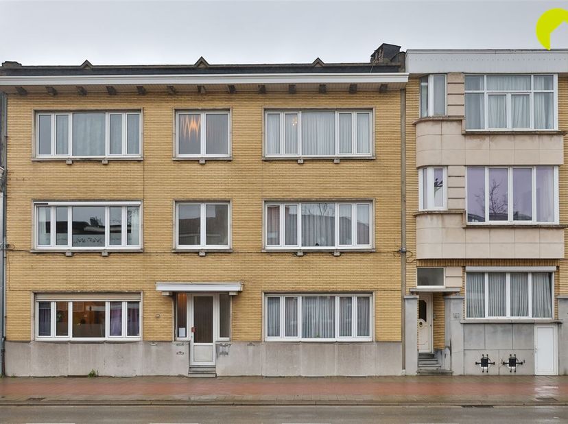 IN OPTIE !<br />
Op een gunstige en centrale locatie te Mortsel, vinden we dit instapklare appartement met 1 slaapkamer in een kleinschalig gebouw met
