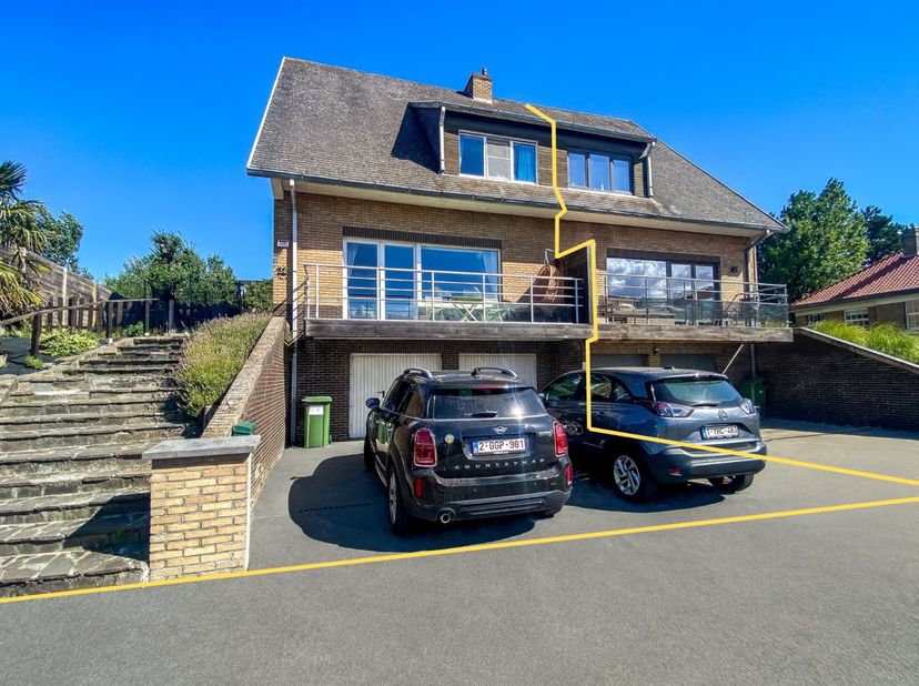 Deze ruime koppelvilla op 310m² met 4 slaapkamers te Koksijde-Bad is een unieke kans voor wie op zoek is naar comfortabele woon- of vakantieverblijf.