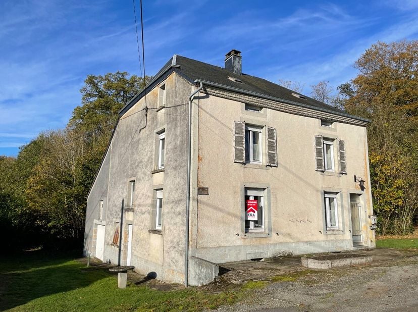 Lagence ERA B-Lux vous présente cette maison à rénover située à Lacuisine, dans un environnement paisible et verdoyant, en bordure de forêt. Le bien o