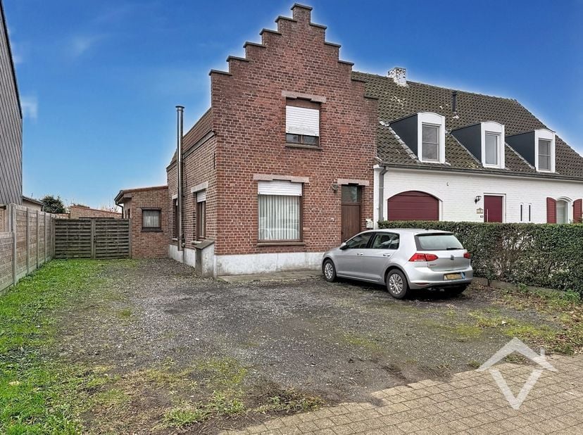 Deze woning is gelegen op een grondoppervlakte van 440 m² en bestaat uit: grote oprit - inkomhal - toilet - living - keuken - berging - badkamer - 1 s