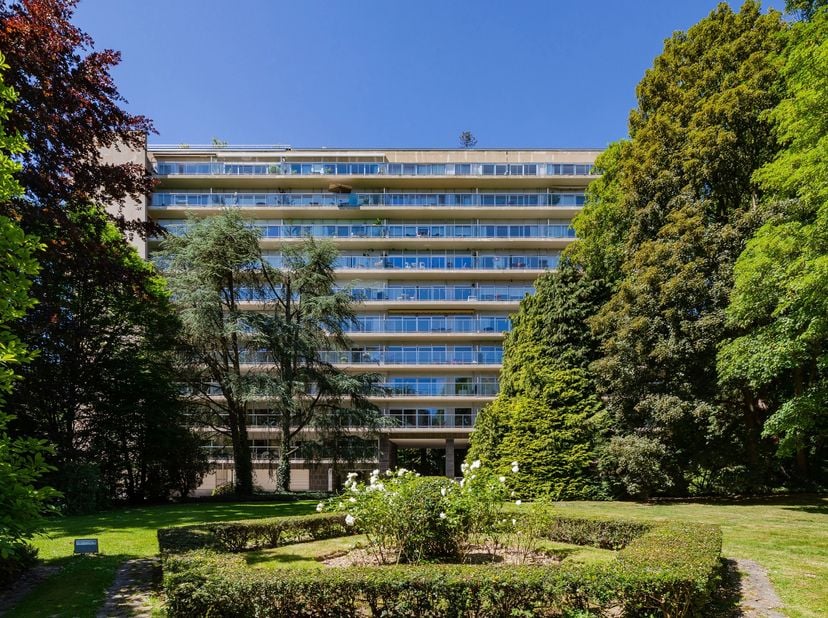 En bordure de la Forêt de Soignes et du Bois de la Cambre, dans grand parc aux arbres centenaires, dans immeuble de 1964, très bel appartement d'une s