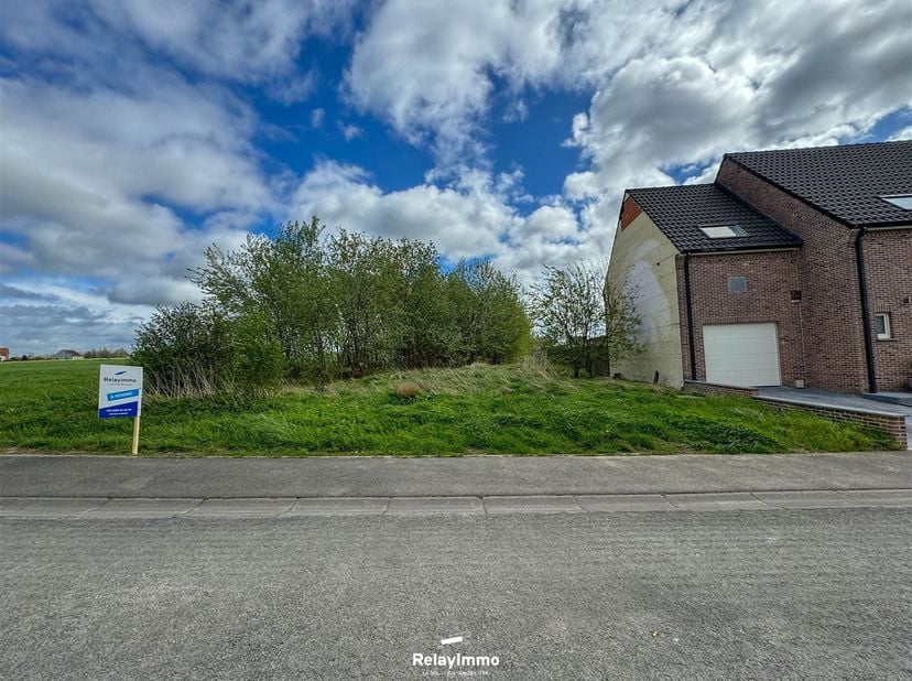 Beau terrain à bâtir d'une contenance de 874m2 permettant le construction d'une maison jumelée. Faire offre à partir de 110.000 euros ! <br />
Parcel