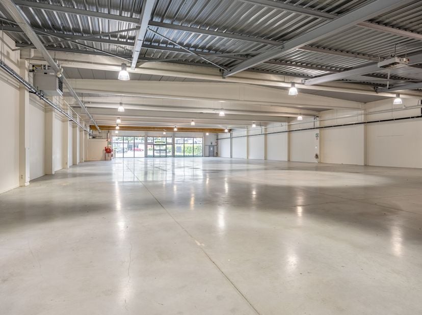 Op een gegeerde zichtlocatie aan de Genkersteenweg 159 in Hasselt bevindt zich dit instapklare en industrieel geïsoleerde winkelpand. Met een terreino