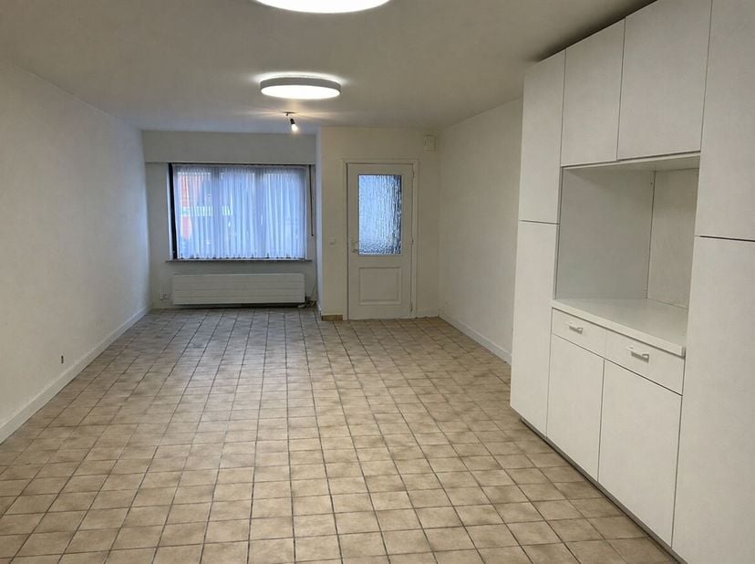 Maison avec 2 chambres, grenier et grand jardin de ville<br />
Situation : La propriété est située au 141 Patersstraat et bénéficie d'une situation pr
